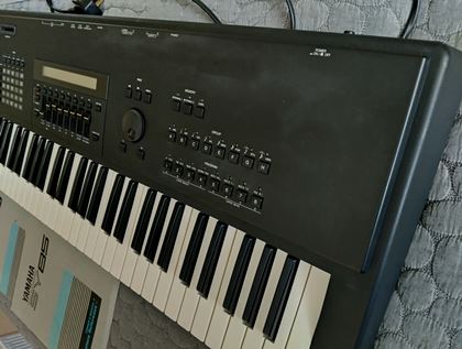 Yamaha-SY85 with USB drive, 16GB USB stick